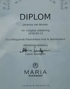 Maria Åkerbergs diplom grundläggande produktkurs hud och spaterapeut tilldelas Johanna von Borstel
